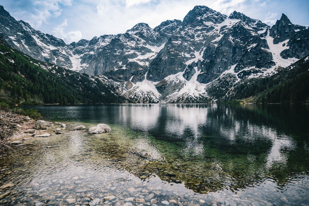 Panorama jezera Lipno s okolními kopci Šumavy