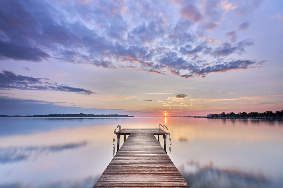 Dřevěné molo na jezeře Lipno za podvečerního světla